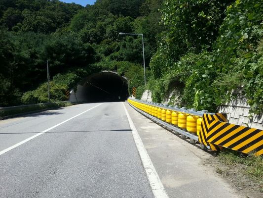주문 Hot Dipped Galvanized Rolling Guardrail Barrier EVA Roller Material Grade International Level 4 Safety Barrier for Highway Traffic Control online manufacture