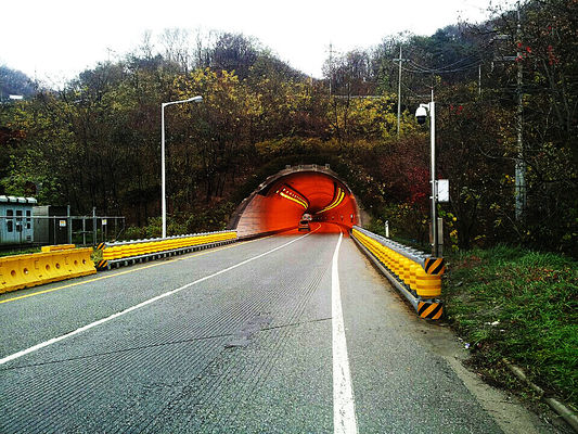 주문 Hot Dipped Galvanized Rolling Guardrail Barrier Featuring Grade International Level 4 and PU Roller Material Ensuring Roadside Safety online manufacture