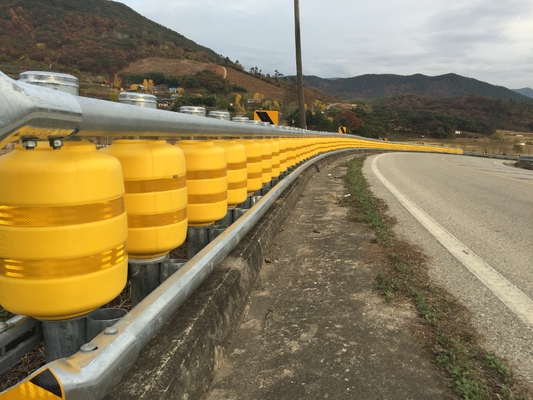 주문 4 Meters Length Highway Roller Barrier High Corrosion Resistance for Mountain Roads Highway Protection online manufacture