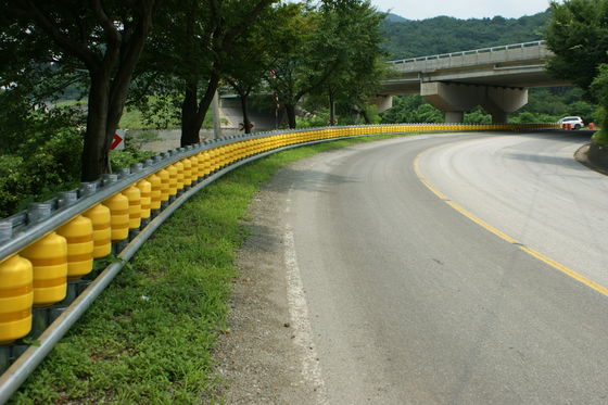 주문 PU Roller Material Rolling Guardrail Barrier Zinc Coating 85um 600g per Square Meter Grade International Level 4 Road Safety Solution online manufacture