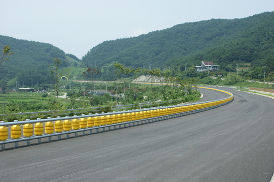 주문 Highway Roller Barrier Roller Size Diameter 245 Mm HDG High Corrosion Resistance for Road Safety online manufacture