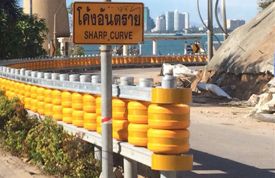 좋은 가격 폼 휠 소재 및 안전 장벽 솔루션 액세서리가 포함된 노란색 검은색 줄무늬 안전 롤러 장벽 온라인으로