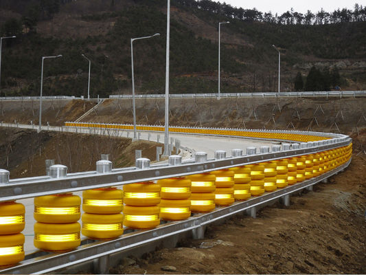 좋은 가격 직경 245-350mm 롤러 크기, 10년 수명 및 교통 통제를 위한 하루 300미터 생산량 특징 고속도로 롤러 방호벽 온라인으로